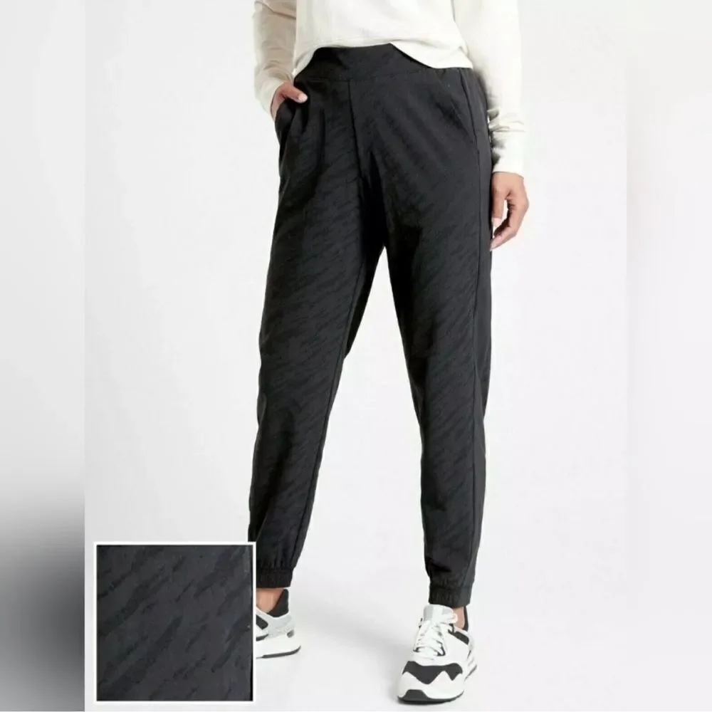 Athleta Brooklyn Textured joggers in black Size 10